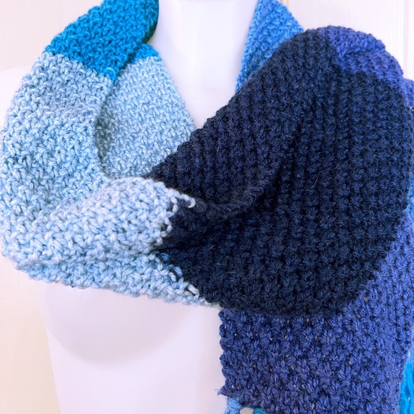 'Into the Deep Blue Sea' fringed scarf in moss stitch - hand knit, new. - Picture 4 of 8